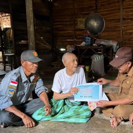 Pemdes Pasiraman Salurkan BLT DD 2026 Langsung ke Rumah Warga Lansia